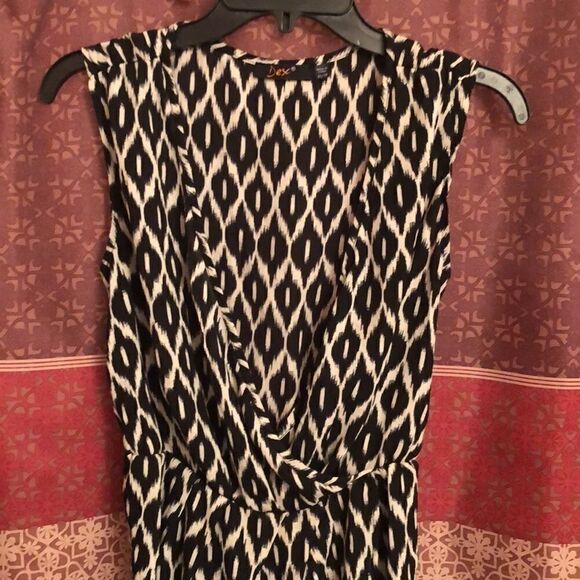 Dez Low-cut V cut Women’s dress - Picture 3 of 6